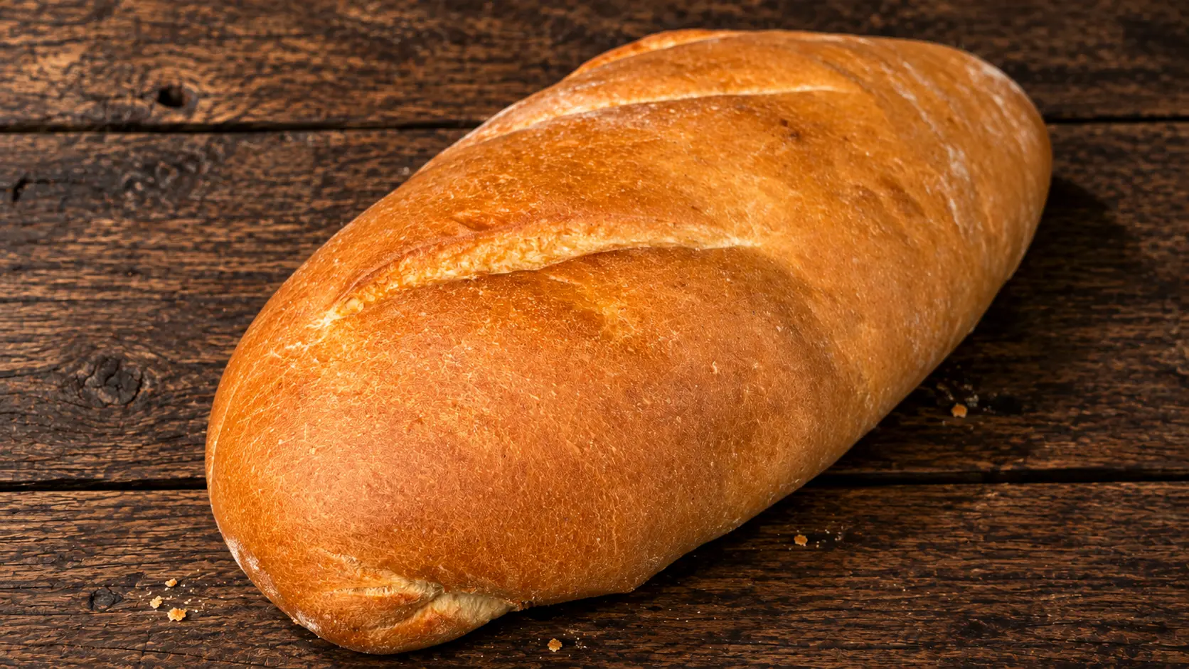 Goldbrauner länglicher Brotlaib mit drei Einschnitten